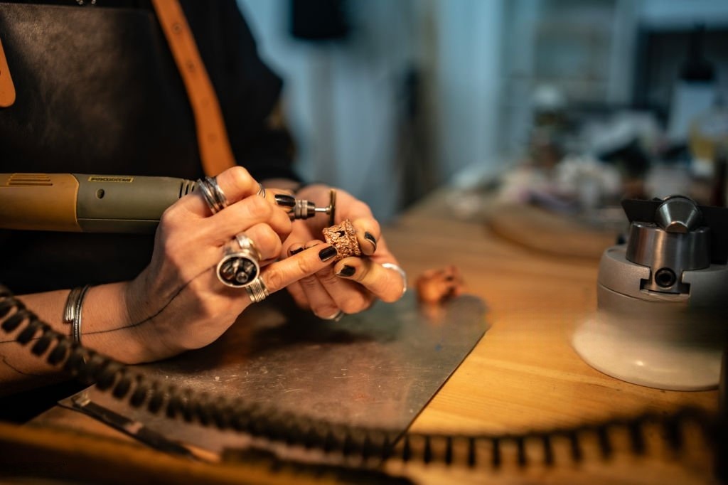 Jewelry Polisher Machine vs. Hand Polishing: Which Consumables Work Best?