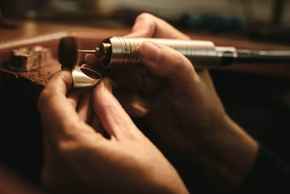 How Do Professionals Polish Jewelry?