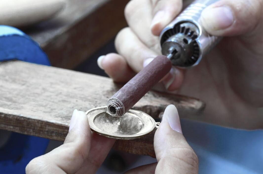 Are Jewelry Sanding Papers Effective for Curved Surfaces?