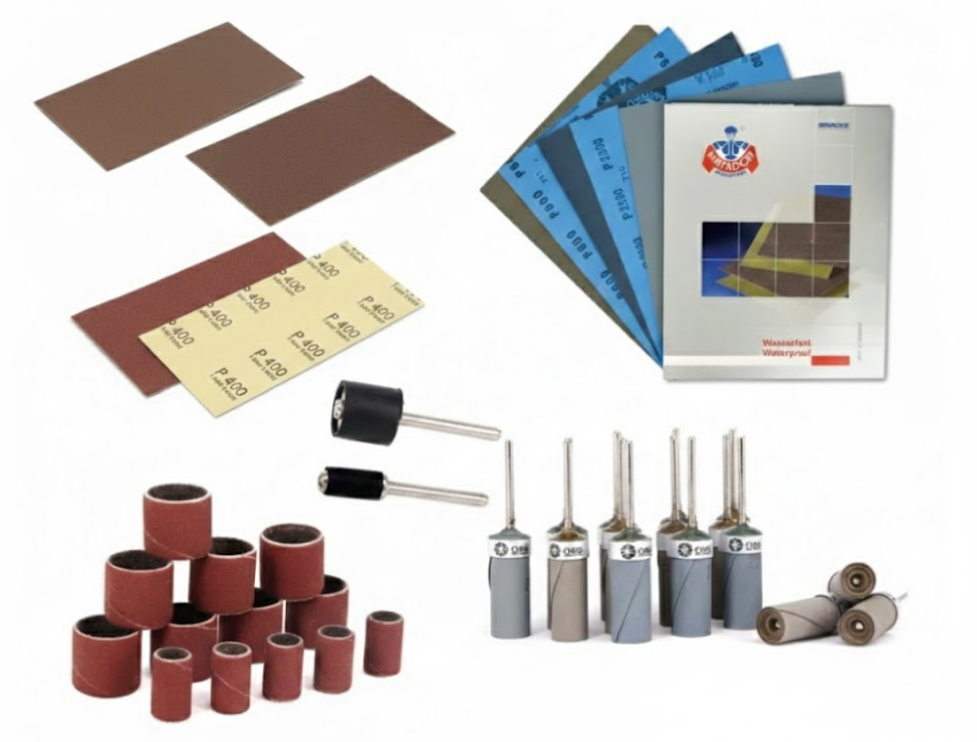 Набор водостойкой наждачной бумаги, шлифовальных барабанов и насадок для шлифовки для роторного инструмента различной зернистости.