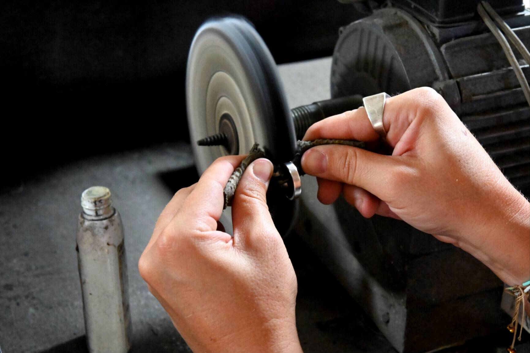 How to Achieve a Mirror Finish Polishing Rings of Platinum