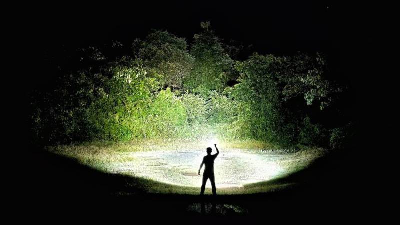3000 Lumens 650m Palm-sized Rechargeable Searching Flashlight P32R