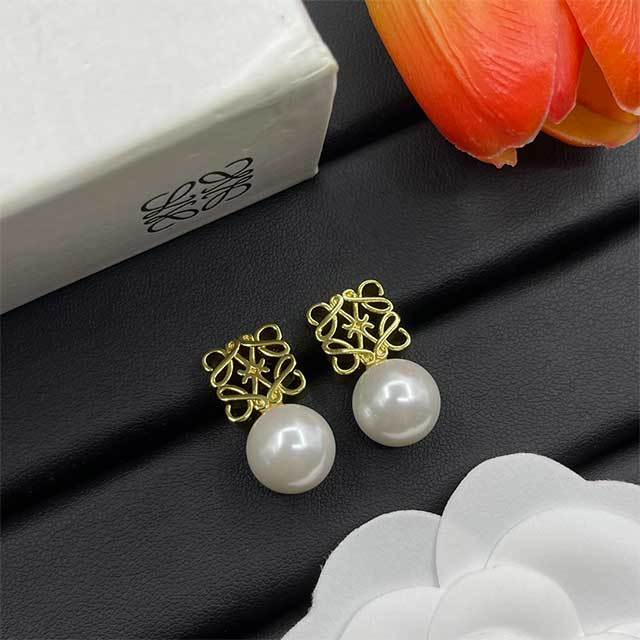 Exquisite Vintage Style Earrings(including the box )