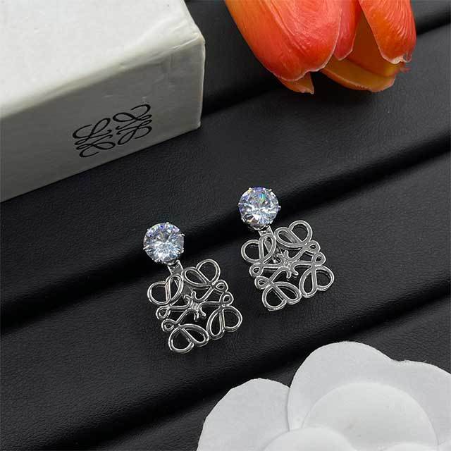 Exquisite Vintage Style Earrings(including the box )