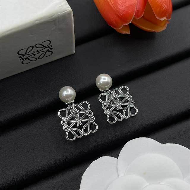 Exquisite Vintage Style Earrings(including the box )