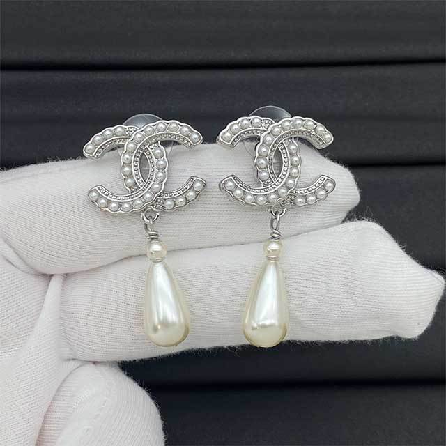 Luxury Fashion Design Earrings (including the box )