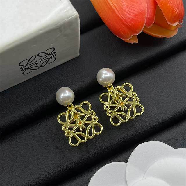 Exquisite Vintage Style Earrings(including the box )