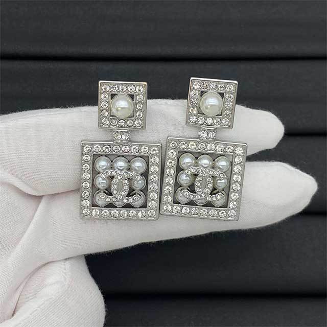 Luxury Fashion Design Earrings (including the box )