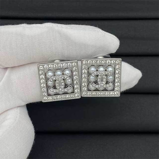 Luxury Fashion Design Earrings (including the box )