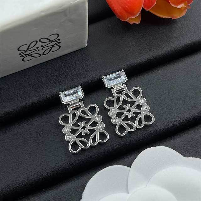 Exquisite Vintage Style Earrings(including the box )