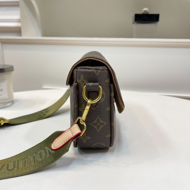 Metal Logo Printed Fashion Leather Messenger Bag