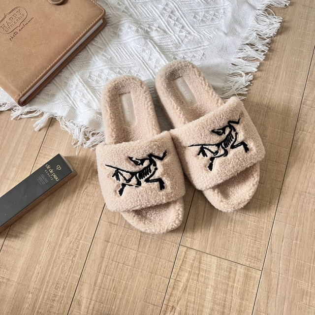 Luxury Fashion Furry Casual Slides