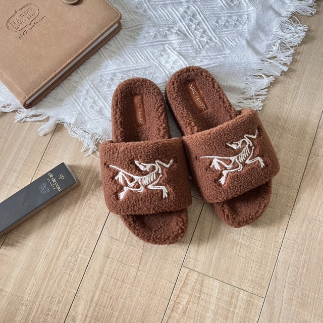 Luxury Fashion Furry Casual Slides