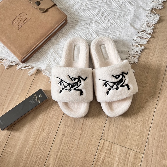 Luxury Fashion Furry Casual Slides
