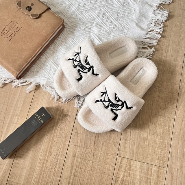 Luxury Fashion Furry Casual Slides