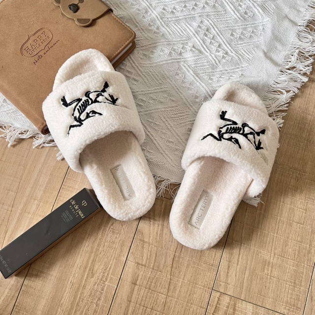 Luxury Fashion Furry Casual Slides