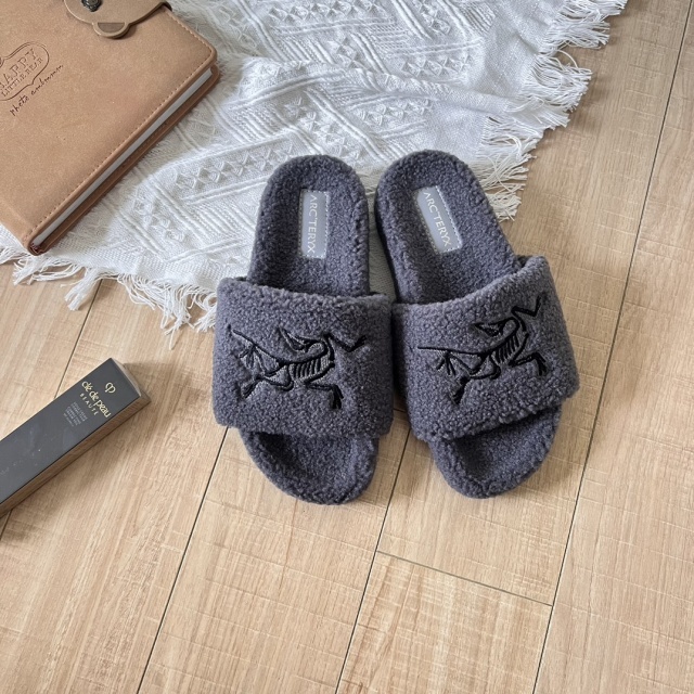 Luxury Fashion Furry Casual Slides