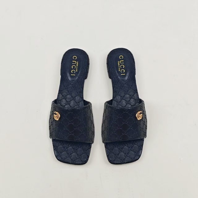 Metal Logo Leather Embossing Flat Sandals