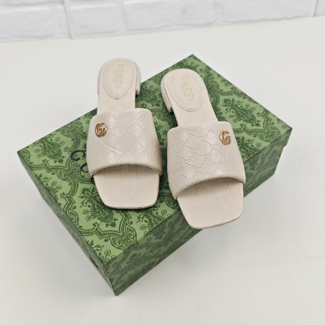 Metal Logo Leather Embossing Flat Sandals