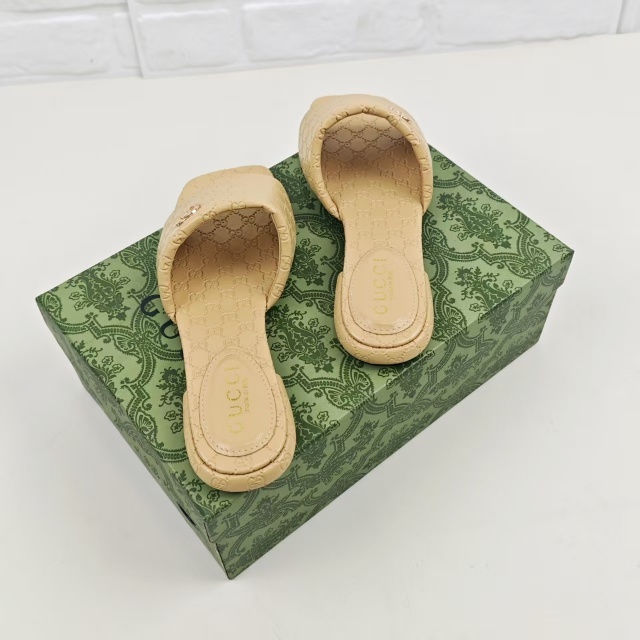 Metal Logo Leather Embossing Flat Sandals