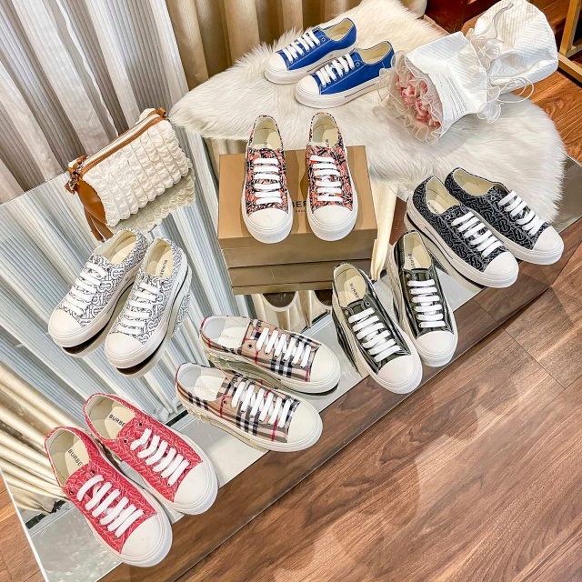 Fashion Lace-Up Casual Comfort Sneakers