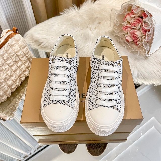 Fashion Lace-Up Casual Comfort Sneakers