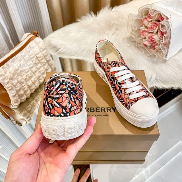 Fashion Lace-Up Casual Comfort Sneakers