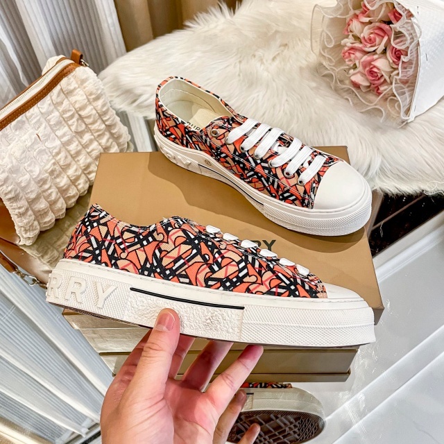 Fashion Lace-Up Casual Comfort Sneakers