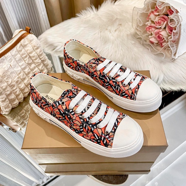 Fashion Lace-Up Casual Comfort Sneakers