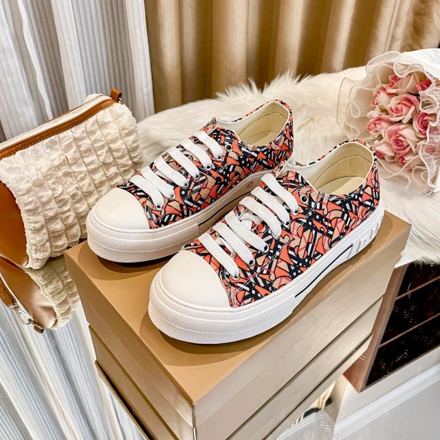 Fashion Lace-Up Casual Comfort Sneakers