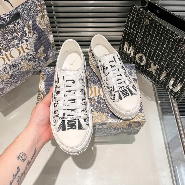 Fashion Embroidery Women Casual Sneakers