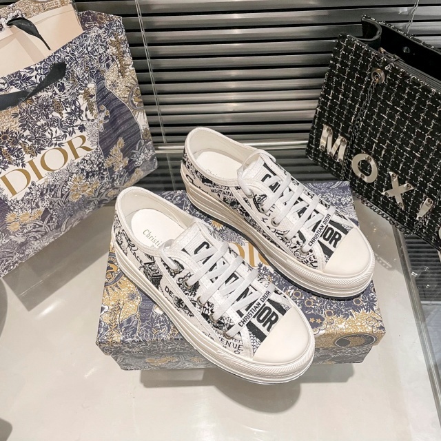 Fashion Embroidery Women Casual Sneakers