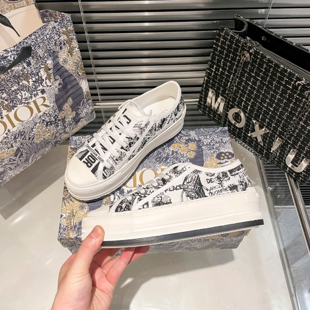 Fashion Embroidery Women Casual Sneakers