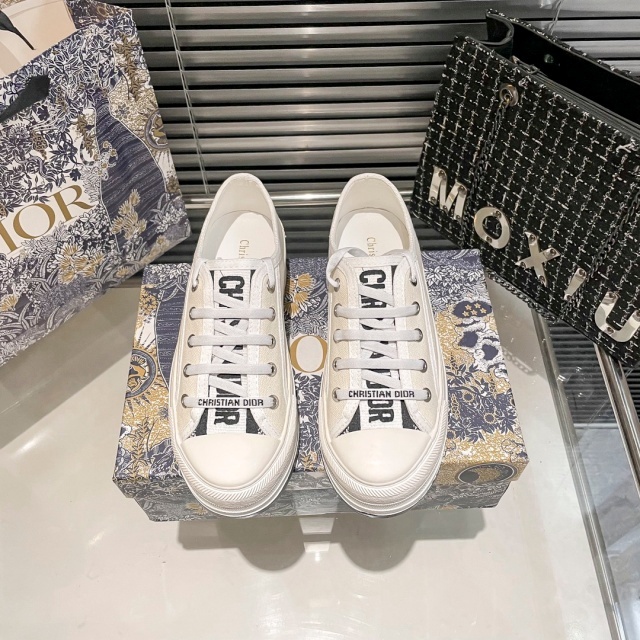 Fashion Embroidery Women Casual Sneakers