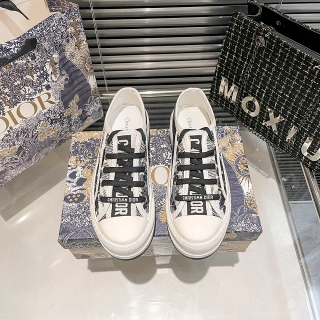 Fashion Embroidery Women Casual Sneakers
