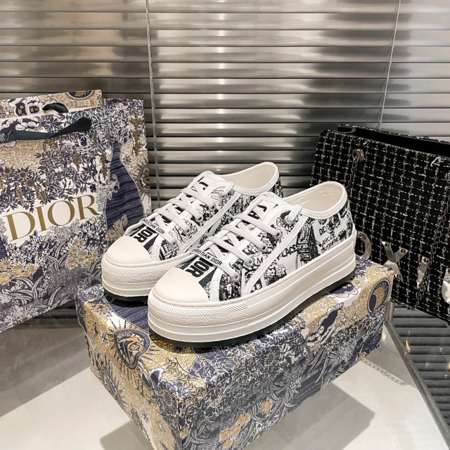 Fashion Embroidery Women Casual Sneakers