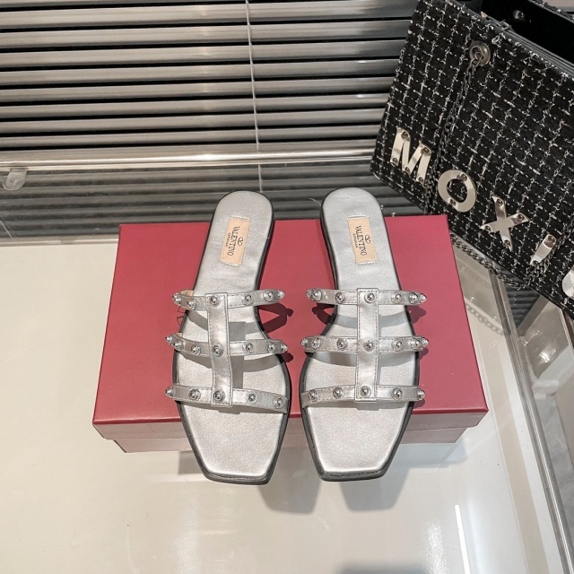 Fashion Rivets Hollow Out Flat Sandals