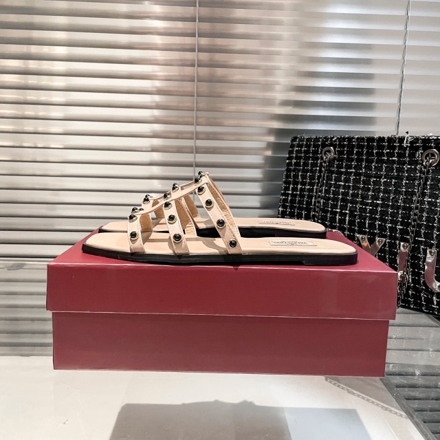 Fashion Rivets Hollow Out Flat Sandals