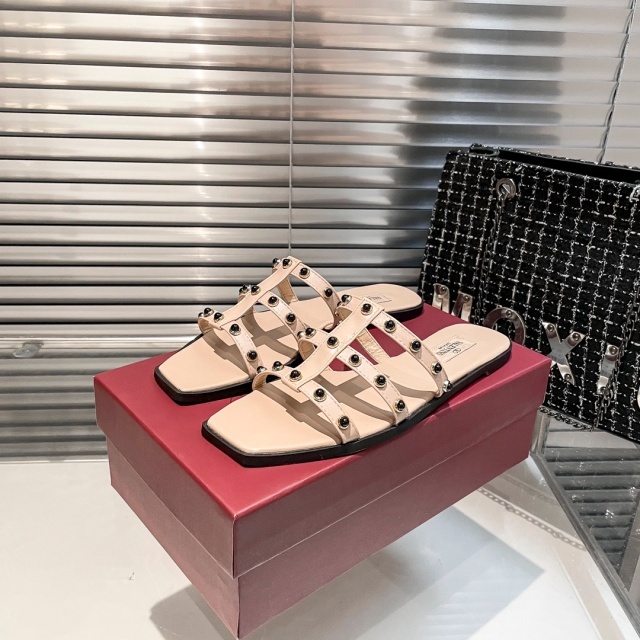 Fashion Rivets Hollow Out Flat Sandals