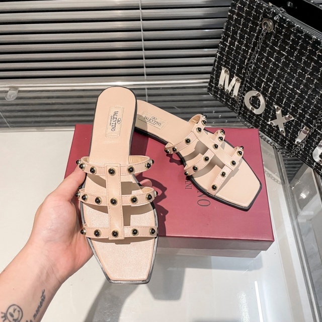 Fashion Rivets Hollow Out Flat Sandals