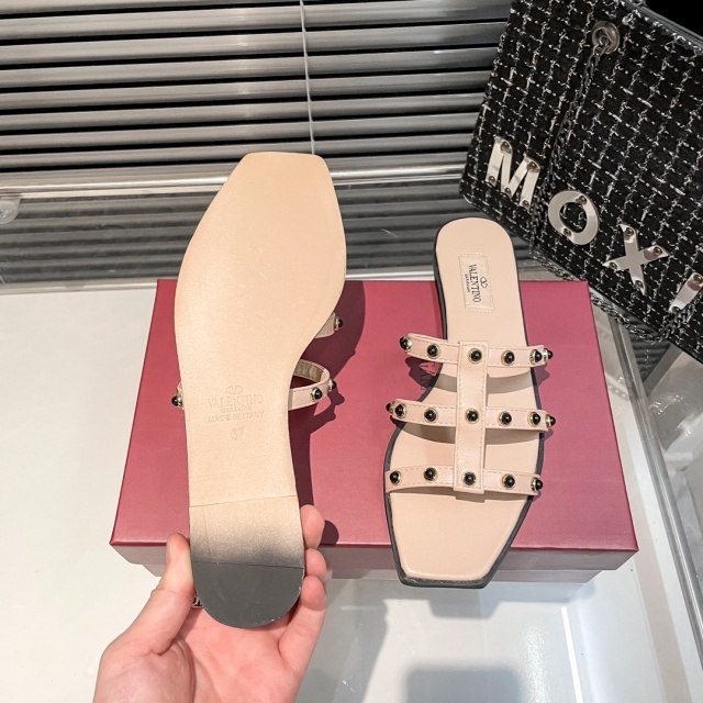 Fashion Rivets Hollow Out Flat Sandals