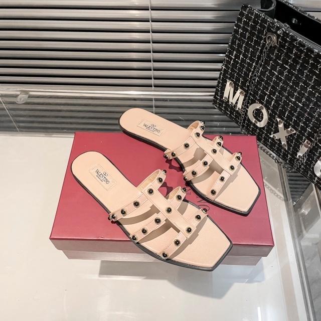 Fashion Rivets Hollow Out Flat Sandals