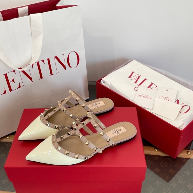 Pointed Toe Rivets Hollow Out Flat Sandals