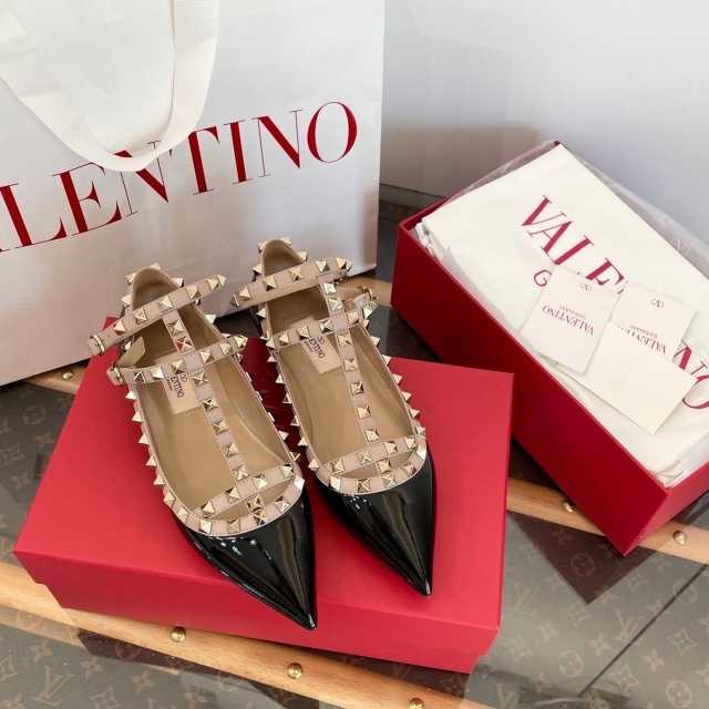 Pointed Toe Rockstud Flat shoes
