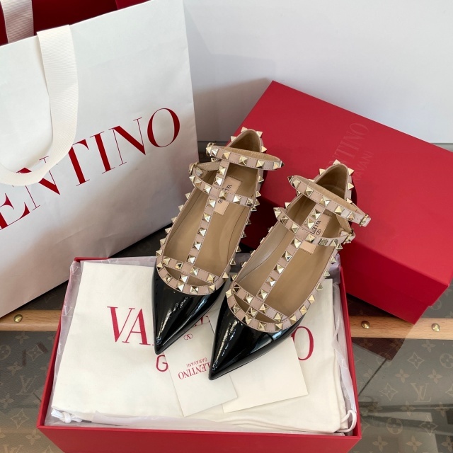 Pointed Toe Rockstud Flat shoes