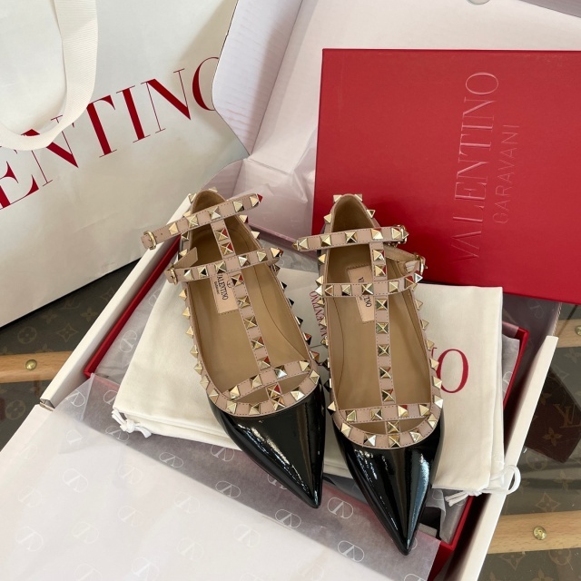 Pointed Toe Rockstud Flat shoes