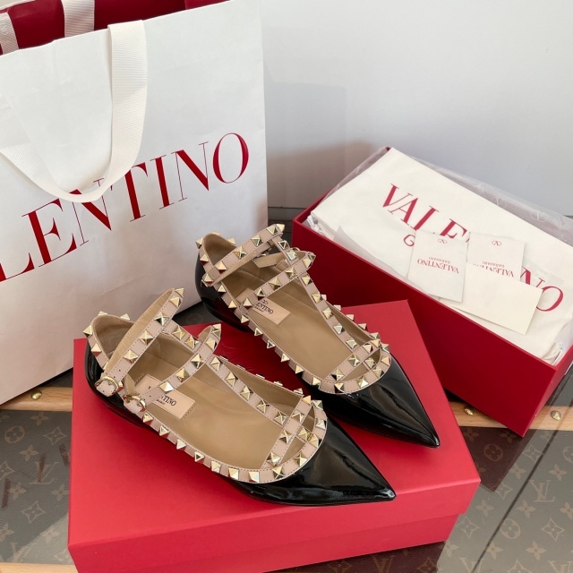 Pointed Toe Rockstud Flat shoes