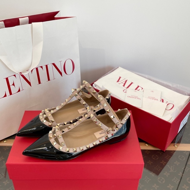 Pointed Toe Rockstud Flat shoes