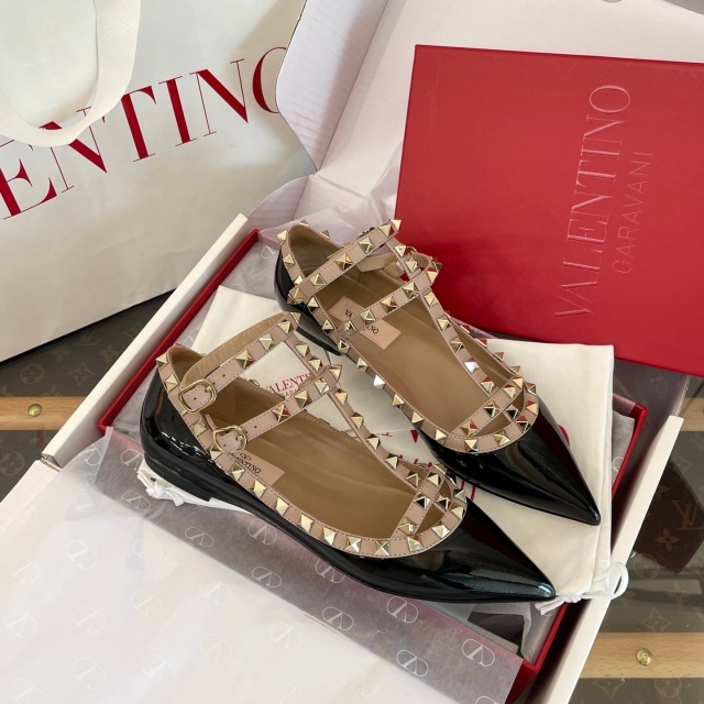 Pointed Toe Rockstud Flat shoes