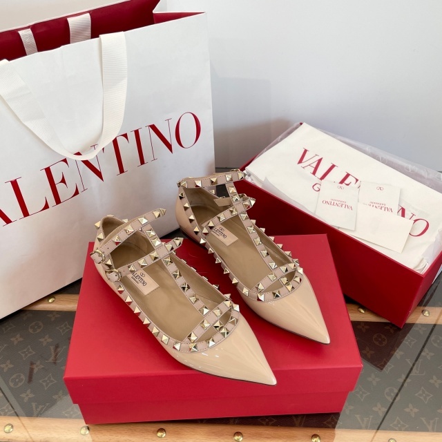 Pointed Toe Rockstud Flat shoes